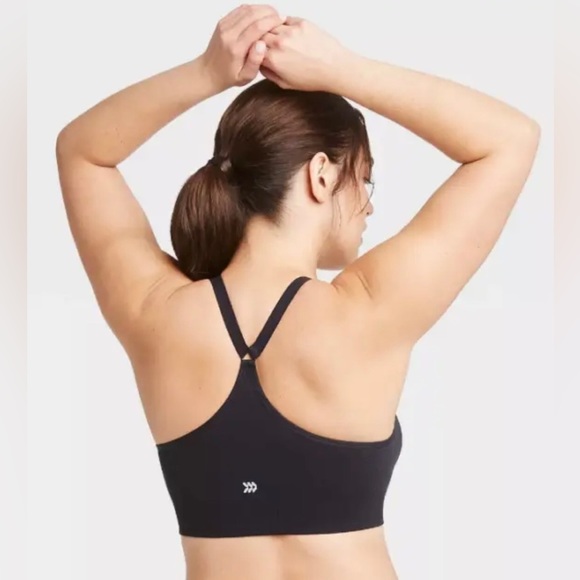 Medium Support Seamless Moisture Wicking Bra - Picture 2 of 6